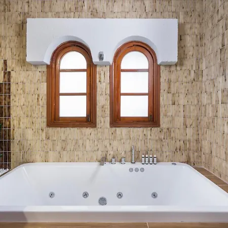 Azatis Luxury Kato Daratso